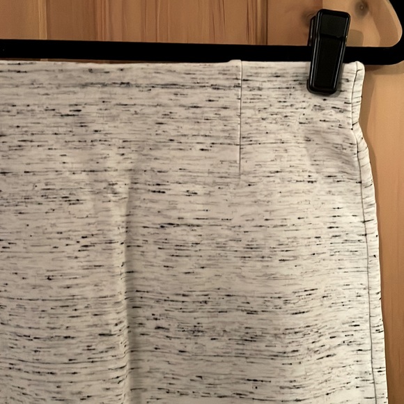 Aritzia Wilfred White Grey Heather Stretch Pencil Skirt with Zippers, size 6 - Picture 3 of 8